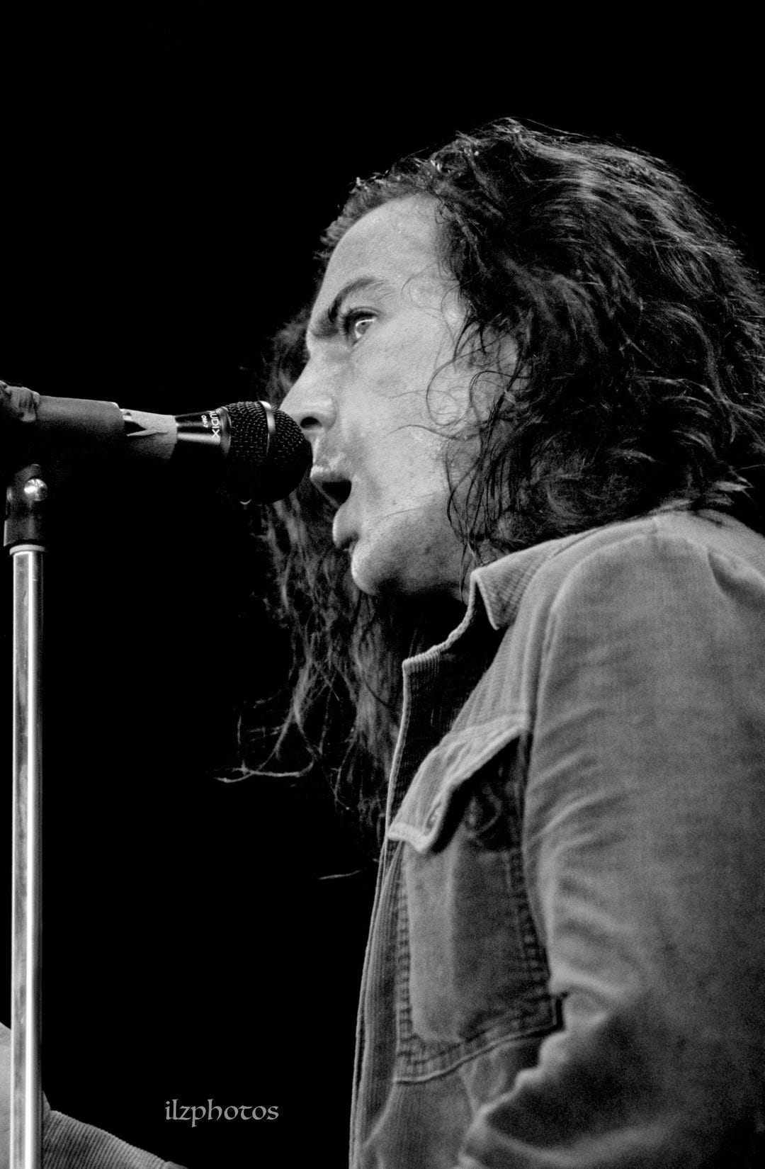 eddie-vedder-in-focus-vintage-pearl-jam-concert-photo-grunge-soul