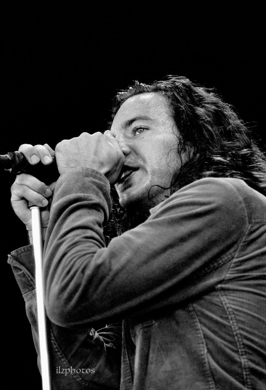 eddie-vedder-1992-grunge-in-motion-eddie-vedder-fearless-frontman