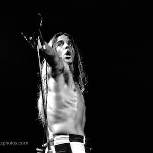 Unleashed – Shirtless Anthony Kiedis, Live in &#39;92 / Mic in Hand, Fire in Heart – Anthony Kiedis Red Hot Chili Peppers