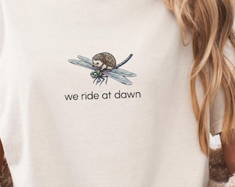 Camiseta divertida de erizo con bordado falso, camiseta "We Ride at Dawn", camiseta de animales estilo cottagecore, camiseta de libélula, camiseta con estampado de bosque adorable