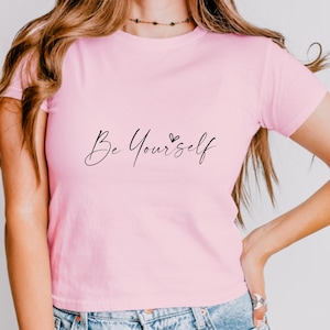 Camiseta cropped "Seja Você Mesma", camiseta minimalista com estampa, camiseta com frase inspiradora, top cropped rosa fofo, camiseta com estampa estética para mulheres.