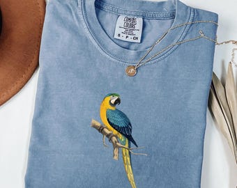 Camiseta con estampado de guacamayo azul de Comfort Colors, camiseta con estampado de loro tropical.
