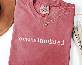 Camiseta Overstimulated Comfort Colors, camiseta ultrasuave, camisetas monocromáticas, camiseta sobre salud mental, camiseta sobre ansiedad social, camiseta con humor con el que te identificarás