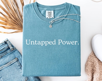 Camiseta Untapped Power Comfort Colors, camiseta con cita inspiradora, camiseta de crecimiento personal, camiseta minimalista motivacional, camiseta con cita sobre mentalidad