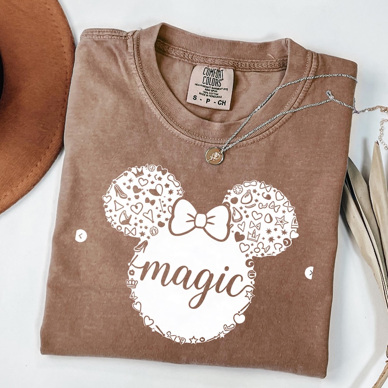 Camiseta mágica de Minnie Mouse, camiseta mágica de Disney, camiseta con estampado de orejas de Mickey, camiseta con cita original, camiseta mágica adorable imagen 1