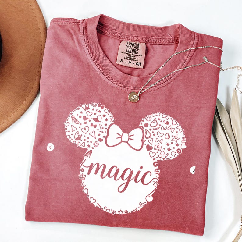 Camiseta mágica de Minnie Mouse, camiseta mágica de Disney, camiseta con estampado de orejas de Mickey, camiseta con cita original, camiseta mágica adorable imagen 3