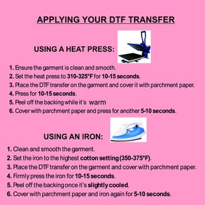 Puede incluir: Gu&iacute;a rosa titulada "APPLYING YOUR DTF TRANSFER" con instrucciones para aplicar transferencias con una prensa de calor y una plancha. Incluye ajustes de temperatura y tiempo en grados Fahrenheit. Im&aacute;genes de una prensa de calor y una plancha.