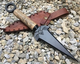 Cuchillo Kunai de anime para cosplay, mango de madera de fresno grabado, hoja de acero 1095, funda de cuero.