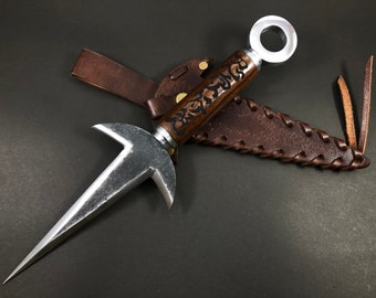 Réplica de cuchillo kunai de acero 1095 hecho a mano, mango de madera de rosa y funda de cuero.
