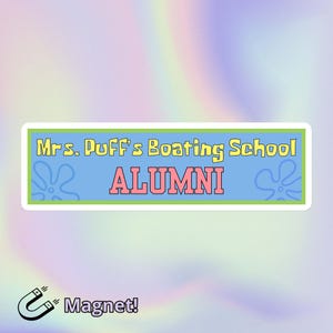 Mrs. Puff's Boating School-alumni | Superleuke hilarische bumpermagneet in Y2K-stijl | Klein formaat: 6 x 1,6 inch