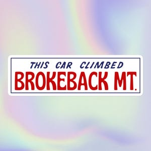 Este carro escalou Brokeback Mountain | Engraçado Sarcástico Irônico Desequilibrado Estranhamente Específico Ofensivo Queer Meme Impressão | Adesivo de para-choque sem bolhas