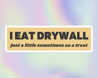 Puede incluir: Una pegatina con fondo beige y texto negro que dice "I EAT DRYWALL just a little sometimes as a treat".
