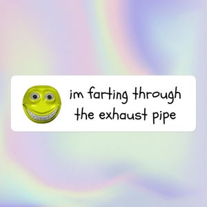 Me estoy tirando un pedo por el tubo de escape / Emoji meme divertido, ofensivo, sarcástico, poco serio, maldito y espeluznante / Pegatina para parachoques sin burbujas