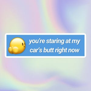 Estás mirando el trasero de mi coche ahora mismo / Emoji meme gracioso, tonto, poco serio, sarcástico, poco serio y ofensivo / Pegatina para parachoques sin burbujas
