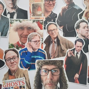 Könnte beinhalten: Eine Sammlung von Aufklebern mit verschiedenen Bildern eines Mannes mit Brille. Einige Aufkleber zeigen den Mann in verschiedenen Outfits und Posen, darunter einer mit einem Halloween-Kürbis und ein weiterer mit einer Zeitung mit dem Titel "Ghosts".