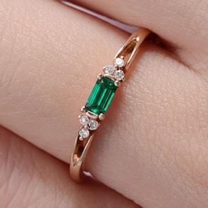 Anillo apilable de oro rosa de 14k con esmeralda y delicado esmeralda. Anillo minimalista de oro para mujer. Anillo de promesa delicado. Anillo con la piedra natal de julio.