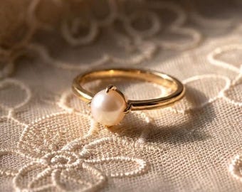 Elegant naturlig pärlring - 9k solitärpärlbandring - stapelband med pärlor - vit pärllöftesring - delikat minimalistisk pärlring för kvinnor