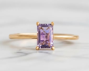 Baguette geslepen amethist ring, sierlijke gouden minimalistische ring, paarse edelsteen verlovingsring, ring februari geboortesteen, delicate stapelring