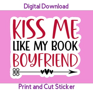 K&ouml;nnte beinhalten: Rosaer Hintergrund mit einem wei&szlig;en Aufkleber, auf dem in schwarzer und roter Schrift "Kiss me like my book boyfriend" steht. &Uuml;ber dem Text befindet sich ein kleiner schwarzer Pfeil mit drei Herzen. Der Aufkleber tr&auml;gt unten den Schriftzug "Print and Cut Sticker".