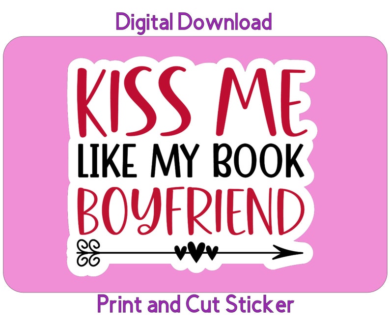 K&ouml;nnte beinhalten: Rosaer Hintergrund mit einem wei&szlig;en Aufkleber, auf dem in schwarzer und roter Schrift "Kiss me like my book boyfriend" steht. &Uuml;ber dem Text befindet sich ein kleiner schwarzer Pfeil mit drei Herzen. Der Aufkleber tr&auml;gt unten den Schriftzug "Print and Cut Sticker".