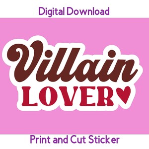 K&ouml;nnte beinhalten: Ein rosa digitaler Download-Aufkleber mit wei&szlig;em Rand, der den Text "Villain Lover" in braunen und roten Buchstaben mit einem kleinen roten Herzen zeigt.