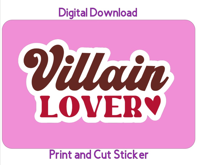 K&ouml;nnte beinhalten: Ein rosa digitaler Download-Aufkleber mit wei&szlig;em Rand, der den Text "Villain Lover" in braunen und roten Buchstaben mit einem kleinen roten Herzen zeigt.