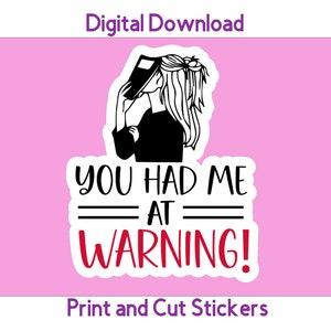 K&ouml;nnte beinhalten: Eine Schwarzwei&szlig;illustration einer Frau, die ein Buch liest, mit dem Text "You had me at warning!" in einem wei&szlig;en Kreis mit einem roten Warnschild.