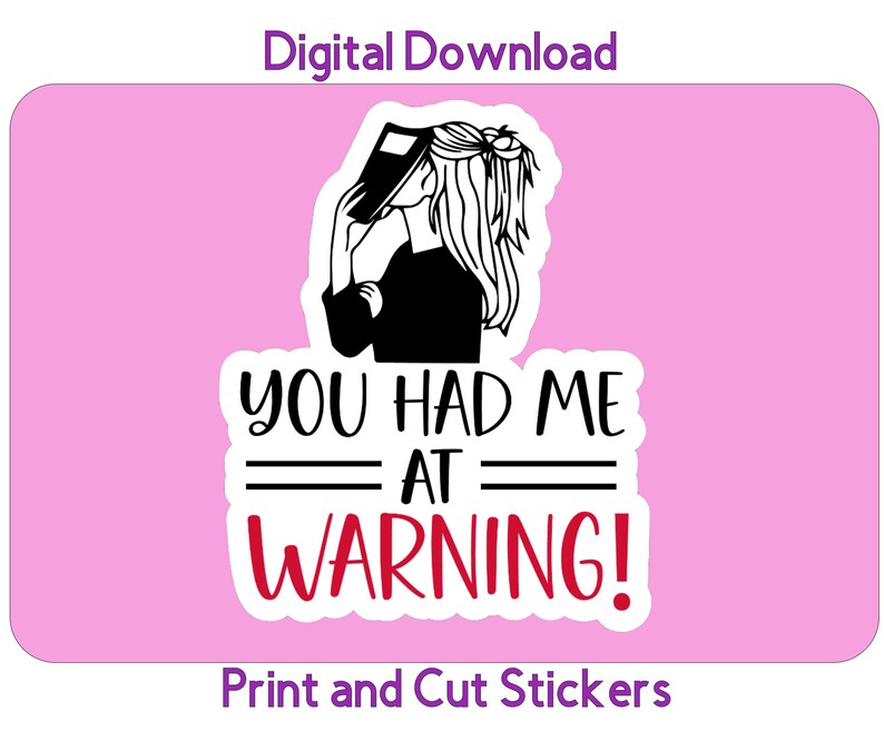 K&ouml;nnte beinhalten: Eine Schwarzwei&szlig;illustration einer Frau, die ein Buch liest, mit dem Text "You had me at warning!" in einem wei&szlig;en Kreis mit einem roten Warnschild.