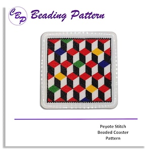 Op de afbeelding: Vierkante, geborduurde onderzetter met een geometrisch kubuspatroon in rood, wit, geel, groen, blauw en zwart. De onderzetter zit in een doorzichtige plastic houder. De tekst "Beading Pattern" staat bovenaan. De tekst "Peyote Stitch Beaded Coaster Pattern" staat onderaan.