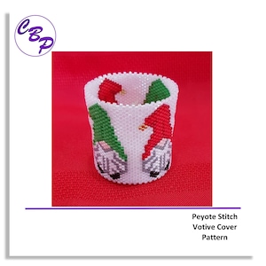 Puede incluir: Una cubierta de vela votiva de cuentas blancas con un patrón de punto de peyote que presenta dos gnomos, uno con un gorro rojo y el otro con un gorro verde. El texto "Peyote Stitch Votive Cover Pattern" está debajo de la imagen.