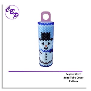 Peut inclure: Un couvre-tube en perles de couleur bleu et blanc représentant un bonhomme de neige avec un chapeau noir et une écharpe bleue. Le couvre-tube est réalisé en point de peyote et est conçu pour s'adapter à un tube standard.