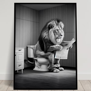 Könnte beinhalten: Ein Schwarzweißfoto eines Löwen, der auf einer Toilette sitzt und eine Zeitung liest.