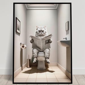 以下が含まれることがあります： 白い猫がバスルームのトイレに座って新聞を読んでいます。猫は真剣な表情で、白とグレーの毛皮をしています。バスルームは白で、白いシンクと白いトイレがあります。