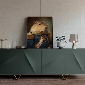 Ritratto di un capibara in uniforme militare, stampa di capibara, decorazione da parete con animali, poster di capibara immagine 9