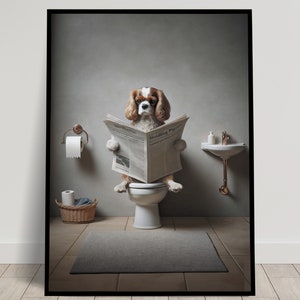 Foto di un Cavalier King Charles Spaniel che legge il giornale sul water, Decorazione umoristica per il water, Cornice per la decorazione del bagno, Poster per il water