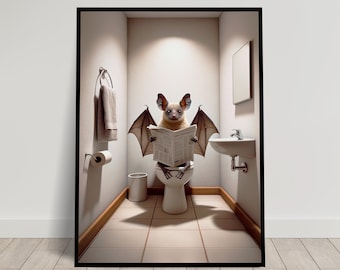 Puede incluir: Un murciélago marrón con orejas grandes se sienta en un inodoro blanco en un baño, leyendo un periódico. El murciélago tiene las alas extendidas detrás de él. El baño tiene un lavabo blanco y una toalla blanca colgada en un toallero.