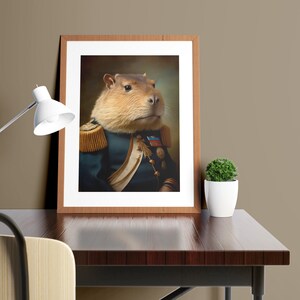Ritratto di un capibara in uniforme militare, stampa di capibara, decorazione da parete con animali, poster di capibara immagine 2