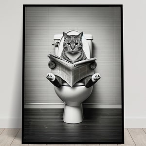 Könnte beinhalten: Ein Schwarzweißfoto einer Katze, die auf einer Toilette sitzt und eine Zeitung liest. Die Katze hat einen ernsten Gesichtsausdruck und ihre Pfoten ruhen auf dem Toilettensitz.