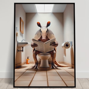 Foto di un armadillo che legge il giornale sul water, decorazione divertente per il water, cornice decorativa per il bagno, poster per il water, regalo divertente