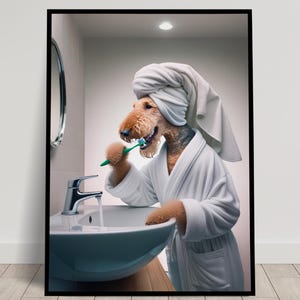 Ritratto di un Airedale Terrier che si lava i denti in accappatoio, Cornice per il bagno, Decorazione umoristica, Poster per il bagno, Regalo divertente, Poster incorniciato
