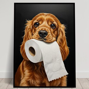Puede incluir: Un perro cocker spaniel marrón y blanco con orejas largas y colgantes sostiene un rollo de papel higiénico blanco en su boca. El perro mira directamente al espectador con una expresión juguetona. El fondo es negro.