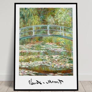 Op de afbeelding: Een ingelijste print van een schilderij van Claude Monet dat een groene brug over een vijver met waterlelies toont. De brug is gemaakt van hout en heeft een witte railing. De waterlelies bloeien en zijn in verschillende kleuren, waaronder wit, roze en geel. Het schilderij is tegen een achtergrond van groene bomen en bladeren.