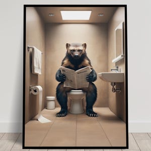 Foto di un ghiottone che legge il giornale sul water, Decorazione divertente per il water, Cornice decorativa per il bagno, Poster per il water, Regalo divertente