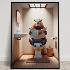 Op de afbeelding: Een bruine en beige bever met een wit shirt zit op een wit toilet in een badkamer. De bever leest een krant en heeft een witte toiletrol naast zich.