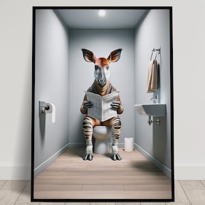Foto eines Okapi, der auf der Toilette die Zeitung liest, Toiletten-Humor-Dekoration, dekorativer Rahmen für das Badezimmer, Toiletten-Poster, lustiges Geschenk