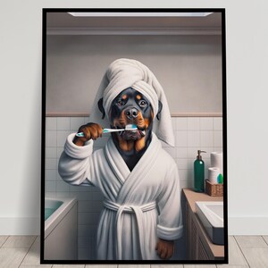Ritratto di un Rottweiler che si lava i denti in accappatoio, Cornice per il bagno, Decorazione umoristica, Poster per il bagno, Regalo divertente, Poster incorniciato