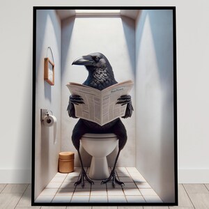 Op de afbeelding: Een zwarte raaf met een menselijke uitdrukking zit op een wit toilet in een badkamer en leest een krant. De raaf heeft een serieuze uitdrukking en zijn poten rusten op de toiletbril. De badkamer is wit met een klein raam en een bruin houten plank met een fotolijst.