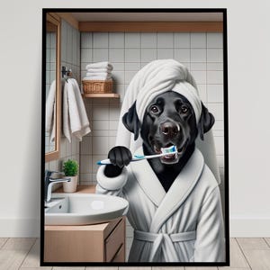 Ritratto di un Labrador che si lava i denti in accappatoio, Cornice per il bagno, Decorazione umoristica, Poster per il bagno, Regalo divertente, Poster incorniciato