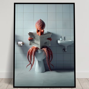 Op de afbeelding: Een octopus met een krant zit op een wit toilet in een betegelde badkamer. De octopus heeft acht tentakels en leest een krant. De badkamer heeft een wit wastafel en een witte toiletpapierhouder.