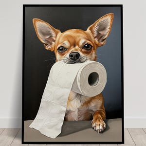 Chihuahua che morde un rotolo di carta igienica, umorismo sul bagno, poster sul bagno, regalo per chihuahua, poster incorniciato, poster per cani